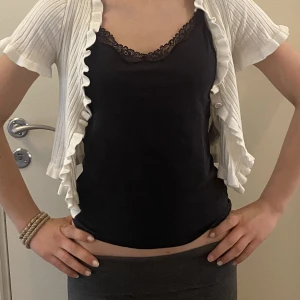 Bolero - Jättefin vit-volang bolero! Perfekt till sommaren. I fint skick, knappt använd. 