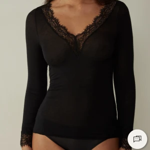 Intimissimi tröja  - Intimissimi tröja i spets💕 använd en gång så den är som ny