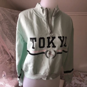 ୨Tröja med tryck୧ - Turkosgrön tröja i bomull+polyester med tryck (Tokyo text, linjer & silvrig glittrig enhörning). Dragkedja upptill. Knappt använd. Från gamla H&M, säljer pga inte min stil. Barnstorlek men kan passa XS-M beroende på hur man vill att den ska sitta. Läs Bio