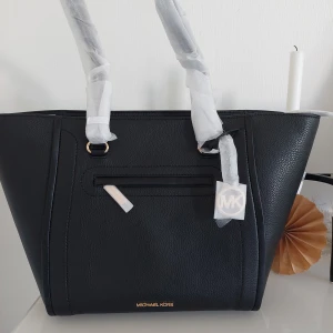 Äkta ny michael kors väska - Äkta ny michael kors väska  Nypris 6100kr Säljes endast för 2500kr 