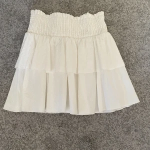 Trendig kjol - Säljer denna jätte fina kjolen i oanvänt skick, endast tvättad en gång. Den är i storlek S och petit men passar även om man inte är jätte kort skulle jag säga. 