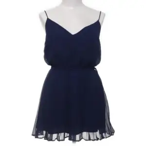 Mörkblå klänning från ASOS, verkligen jättedröm men för kort på mig som är 175🥹🙏