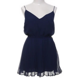 Världens vackraste klänning - Mörkblå klänning från ASOS, verkligen jättedröm men för kort på mig som är 175🥹🙏