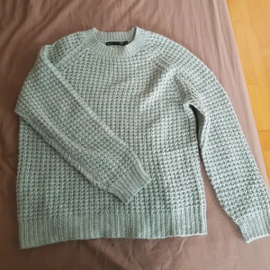 Stickad tröja i trendig färg Strl. XS - Fint skick! Inga defekter. Ljus Sage green färg, stickad tröja strl XS