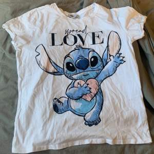 Säljer denna t-shirten med Disney motiv i storlek M men är som en S också.