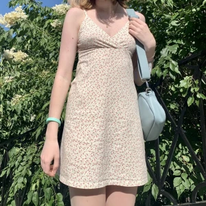 brandy melville klänning  - Supersöt klänning från brandy melville som är perfekt nu till sommaren. Inga tecken på användning. Passar alla storlekar från xs till m. Nypris ca 300kr 💕