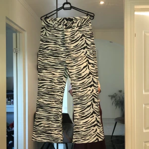 Zebrarandiga byxor - Snygga trendiga byxor med zebramönster. Utsvängda nertill. 