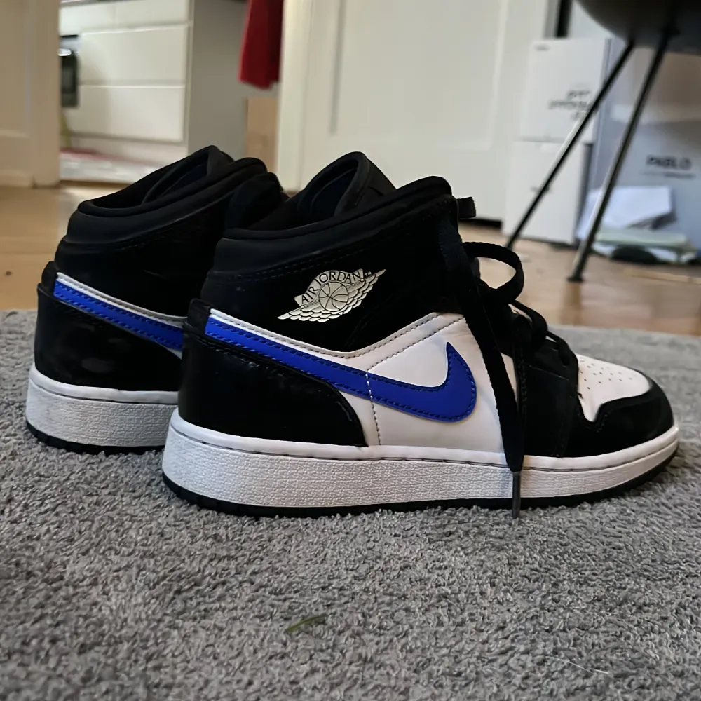 Ett par feta Jordan 1 mid Skick är 6-10  Ingen box eller kvitto men köpt på JD sports! . Skor.