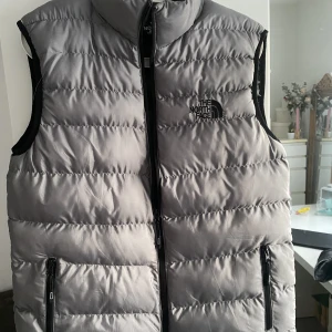 Väst - The north face väst till salu. Haft på mig bara 1 gång.