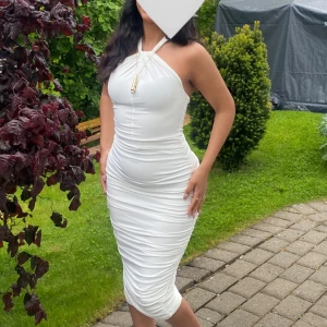 HALTER NECK KNOT MIDI DRESS - Säljer min superfina studentklänning från förra året, använd endast en gång och är i nytt och fint skick. Köpt från Club L London.  