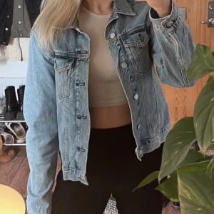 Blå jeansjacka! - Superfin jeansjacka i strl S från bikbok! Bara att skriva om fler bilder eller frågor!😍