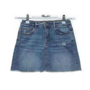 Zara jeanskjol - Jag säljer denna super finns jeanskjol från zara som är perfekt till sommaren. Den är i storlek 164 men passar som en xs/s. Pris kan diskuteras och köparen står för frakten :)