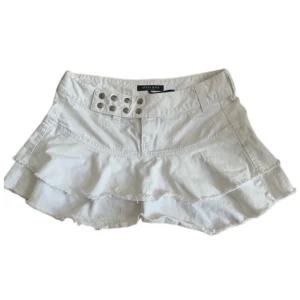 Vit kjol - 🪩Såå snygg vintage kjol från Guess i jeanstyg, helt felfri! 🪩köpte här på plick men den var tyvärr lite stor på mig!  (Lånade bilder, från förra annonsen) pris går att diskutera!🫶😸