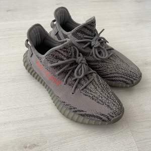 Yeezy Boost 350 v2 Beluga 2.0 EU 44 2/3 i bra skick! Kvitto från SNS finns självklart! 