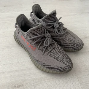 Yeezy 350 v2 Beluga 2.0 - Yeezy Boost 350 v2 Beluga 2.0 EU 44 2/3 i bra skick! Kvitto från SNS finns självklart! 