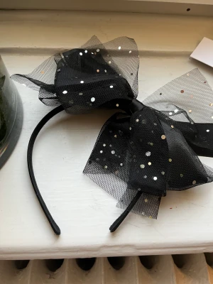 Diadem  - Et svart diadem med en svart roset med lite silvriga detaljer. Säljer pga inte använder 