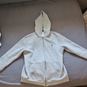 Polo zip hoodie - Polo zip som är använd men inga större deffekter som man märker. Skick:8,5/10 då den inte har några fläckar annat men fortfarnde använd. Storlek 170 men passar även lite större.