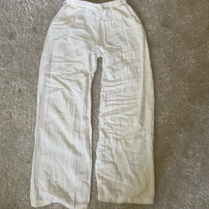 Vita linnebyxor  - Linnebyxor från Zalando, köptes för en vecka sen men säljer då de var för långa på mig! 