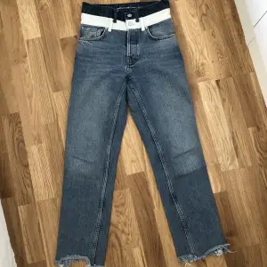 Häftiga jeans i storlek XS