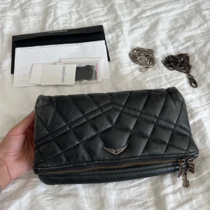 Zadig väska  - Väskan är välanvänd och har tappat delar av färgen i metallen samt skinnet har bleknat/tappat färg på hörnen. Därav priset.   Äkthets bevis och två kedjor i olika längder följer med. 