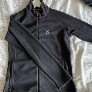 Haglöfs fleece - OBS: säljer åt min syster. En haglöfs fleece köpt för ett tag sedan, jättebra skick. Superbra för kyliga sommarkvällar. Nypris 1300
