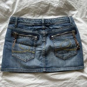 Jeanskjol  - Så himla cool jeanskjol i storlek S! Midjan är storlek 27 och ÄLSKAR fickorna där bak😍💕