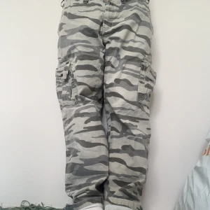 cargo jeans  - ett par askattiga cargo jeans köpta second hand. Lite för långa för mig men väldigt enkelt att vika upp (jag e 161 ish) säljer pga att dom inte kommer till användning [kan gå ner i pris vid snabb köp]