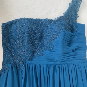 Balklänning Dynasty  - Balklänning med tillhörande sjal. Turkos. 