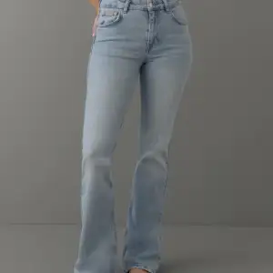 Säljer mina blå bootcut jeans från Gina i fint skick. 250kr+frakt! 