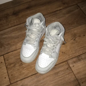Jordan 1 mid white camo - Använt skick storlek 40