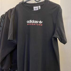 Svart Adidas t-shirt. Storlek S. Säljer pga lite för liten för mig. Använd ett par gånger men bra skick