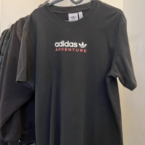 Adidas mountain adventure t-shirt  - Svart Adidas t-shirt. Storlek S. Säljer pga lite för liten för mig. Använd ett par gånger men bra skick