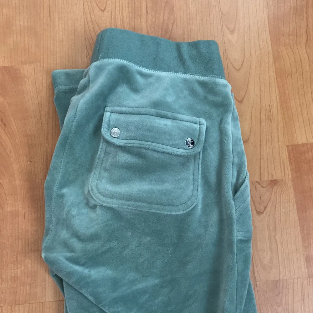 Ett par ljus gröna jucy byxor med fickor, som är i bra skick. Säljes för har inte så mycket användning av dom💝 köparen står för frakt, står inte för postens slarv. Betala helast swish😊. Jeans & Byxor.