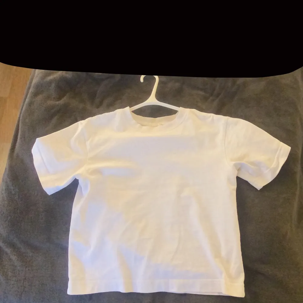 En basic t-shirt från gina i mycket bra skick. Storlek xxs men passar även mig som har S. T-shirts.