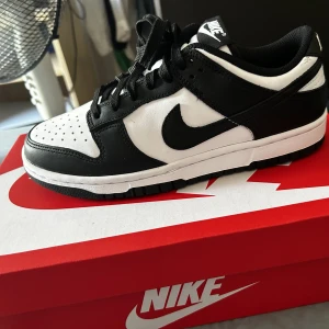 Dunk low panda  - helt nya (oanvända) dunks panda i storlek 39. Är du intresserad av att köpa dom så hör av dig 