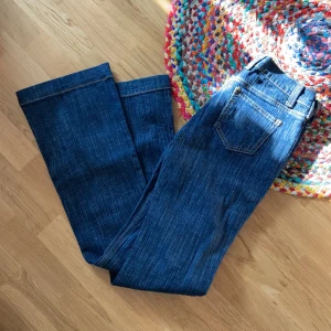 Flare jeans  - Ett par mörk blå, lågmidjade  jeans från  brandy Melville! Använda 1-2 gånger så är i nyskick! Säljer för att den inte är i min stil längre