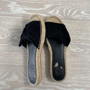 Sandaler - Säljer dessa fina sandaler som är perfekt nu till sommaren🌸🌸 De är sparsamt använda och säljs i befintligt skick☺️ Ända ”skadan” visas på bild 3, men det syns ej när man har på dem.