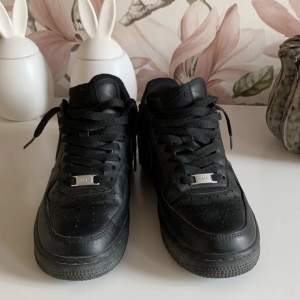 Helt nya svarta air forces 1 black, man får med låda och man måste swisha först innan jag skickar iväg dem. Kan också byta mot saker.