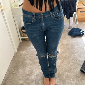 Jeans - Raka jeans från acne med håliga detaljer. Säljer dessa pågrund utav att de inte längre får plats i garderoben😋. Det är en rak modell med en  mid/lowrize. Köpta för 3200kr, snabb affär vid 1200kr❤️