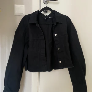 Svart jeans jacka - Säljer min svarta jeans jacka som är i storlek M. 150kr. Köparen står för frakten 💕