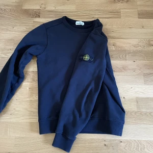 Stone island crewneck junior - Snygg stone island tröja som har blivit förliten för mig. Den är inköpt på NK i Stockholm. Skriv gärna om du har frågor. Storlek: 14y Skick: 9/10 Pris: 800kr