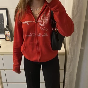 Best Yet To Come - Röd hoodie från Best Yet To Come. Bra skick, knappt använd o alla stenar kvar Storlek S