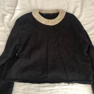 Tröja - Svart vanlig basic tröja med lite coolt tyg längst upp. Knappt använd men legat i garderoben ett tag. Nyskick