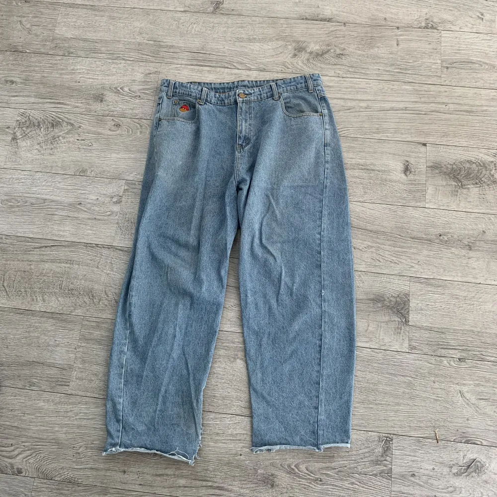 Baggy jeans från Butter, nypris 1199. Använt skick, men fortfarande hela med mycket liv kvar i sig!. Jeans & Byxor.