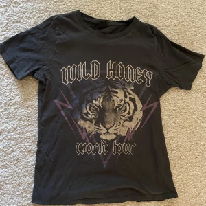 tshirt med tryck  - söt tröja från gina tricot, köptes för flera år sedan så är rätt sliten