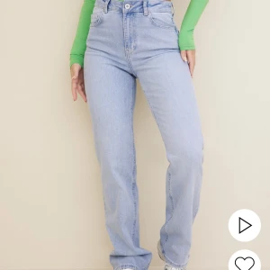 Jeans  - Högmidjade jeans från pieces.  Köpta från Nelly för ett tag sedan. Säljer för jag ej gillade passformen🤍  Aldrig använda (bara testade)  Storlek: W25/L32  Pris: 200