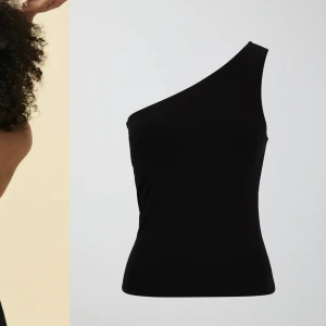 Svart topp - Svart one shoulder topp med ribbat material💗använd fåtal gånger så i bra skick💕stl S😍skriv gärna för mer bilder 