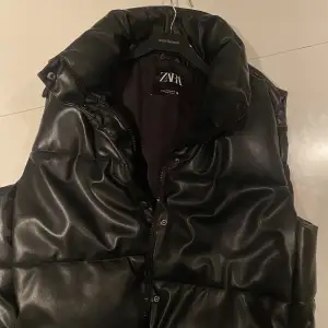En skinnväst från Zara. Den är oversized på mig som har M 💓 org pris. 600kr 
