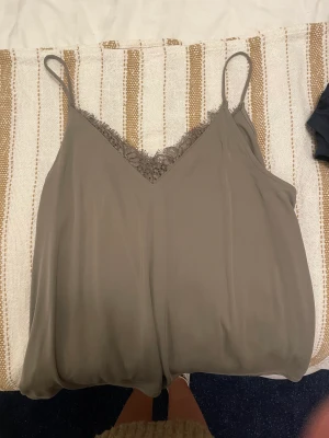 Hm spetslinne - Säljer mitt så fina och trendiga spetslinne ifrån hm