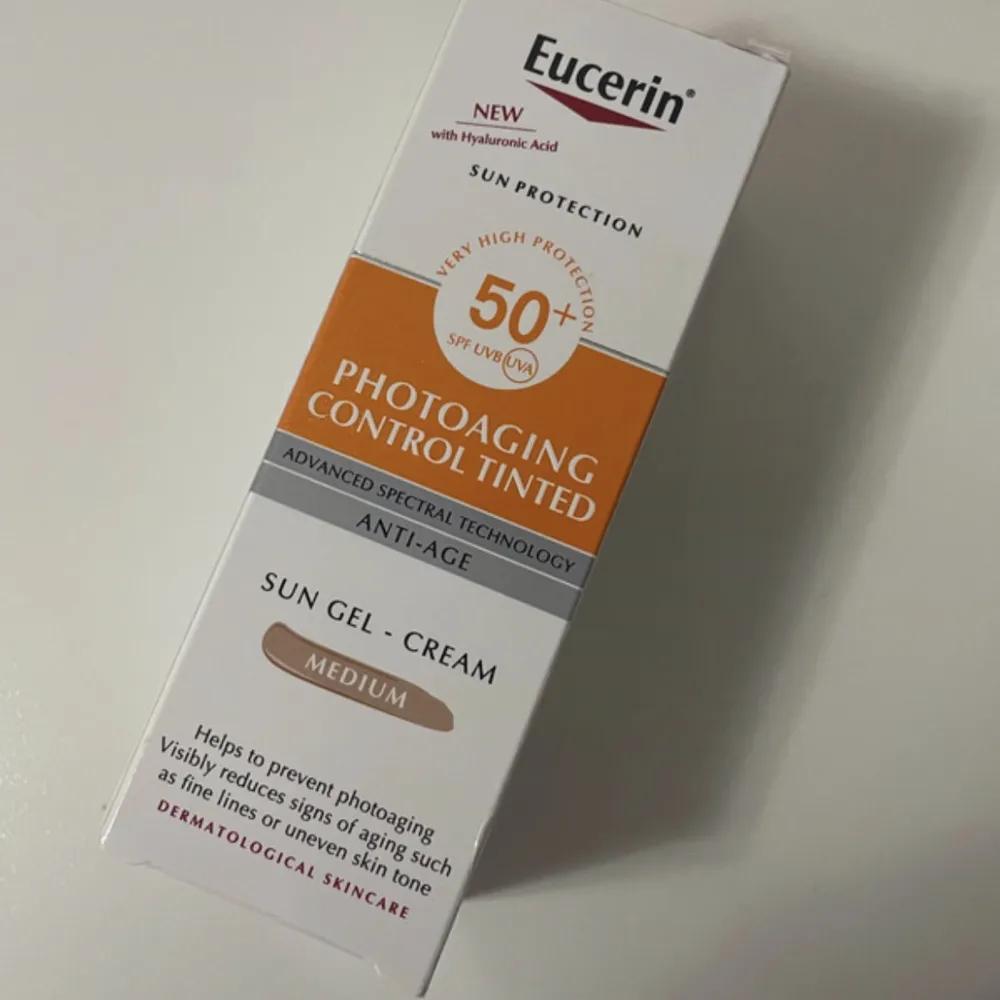 Tinted solkräm Medium SPF 50+ Eucerin 50 ml. Accessoarer.